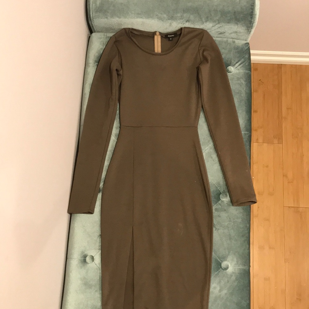 Long sleeve body-con midi dress with slit